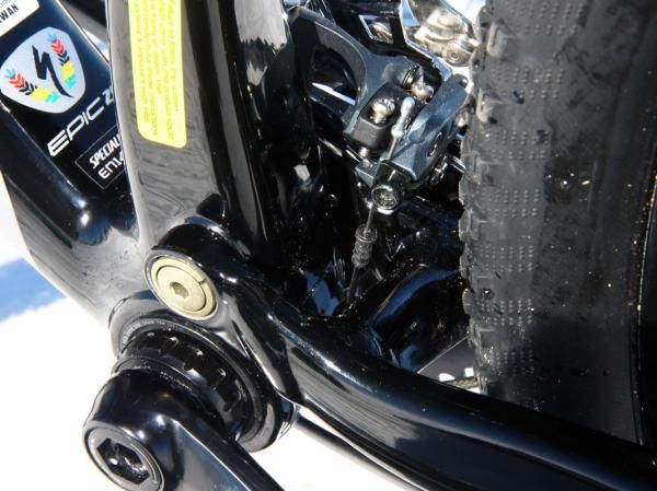 A tiny bellows seal helps keep gunk out of the front derailleur line.