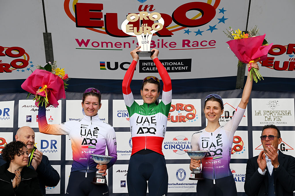 CINQUALE, ITALIA - 8 DE MARZO: (LR) Karlijn Swinkels de los Países Bajos y el equipo ADQ de los Emiratos Árabes Unidos en segundo lugar, la ganadora de la carrera Elisa Longo Borghini de Italia y el equipo ADQ de los Emiratos Árabes Unidos y Dominika Wlodarczyk de Polonia y el equipo ADQ de los Emiratos Árabes Unidos en tercer lugar posan en la ceremonia del podio después del 14º Trofeo Oro en Euro 2026, un Carrera de un día de 106,8 km de Cinquale a Cinquale 08 de marzo de 2026 en Cinquale, Italia. (Foto de Tim de Waele/Getty Images)
