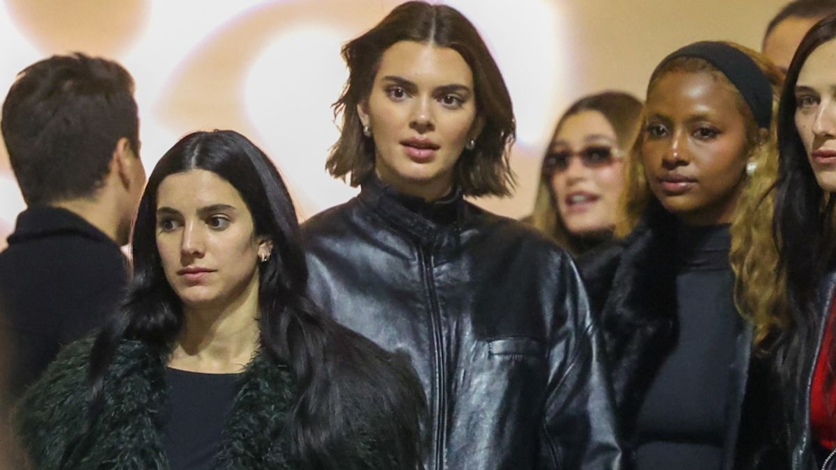 Kendall Jenner ignore le code vestimentaire du concert de Sabrina Carpenter pour un blouson aviateur et des bottes en cuir