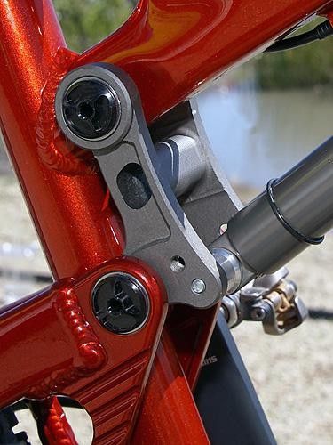 The upper link features two shock positions for adjustable travel.