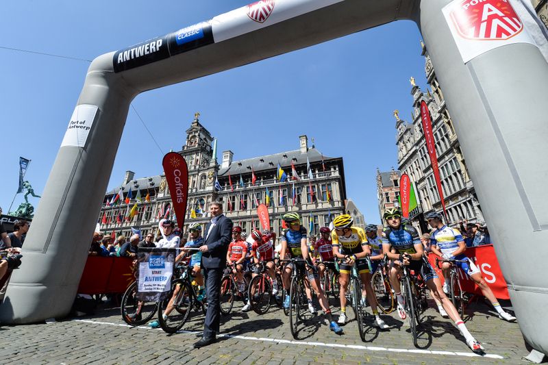 The peloton about to roll out from Antwerp