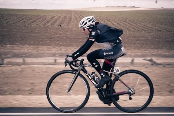 Amber Neben (Specialized-Lululemon) surviving the bad weather.