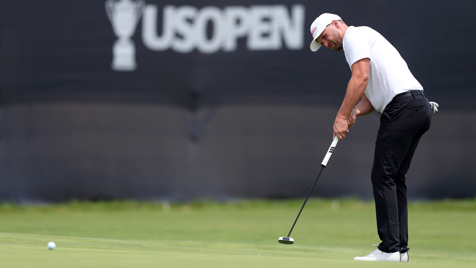 Wyndham Clark hits a putt
