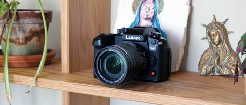 Appareil photo Panasonic Lumix GH7 avec objectif monté sur une étagère