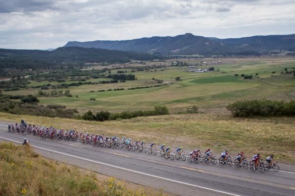 Things get spread out as the peloton begins to chase.