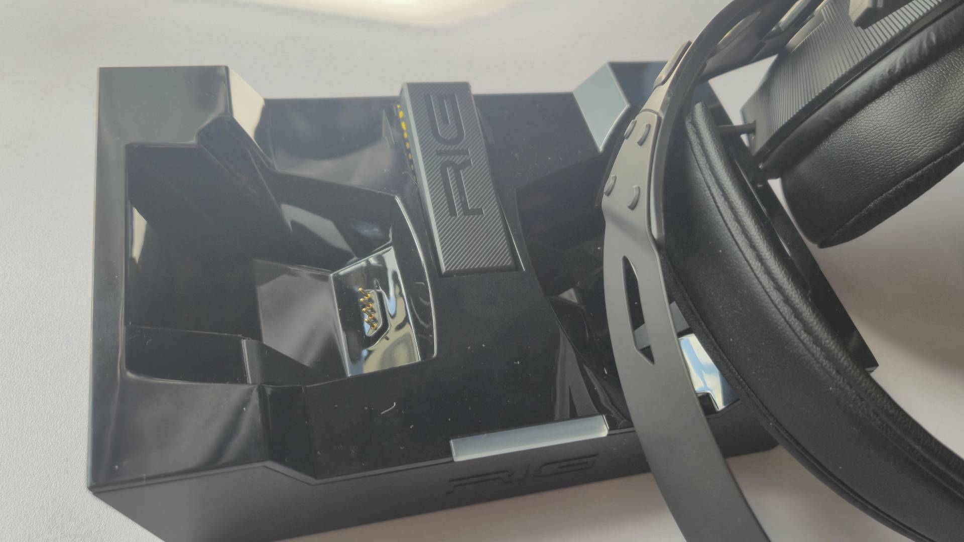 Photo of the charging stand for the Nacon RIG 900 Max HS gaming headset, taken by writer Rosalie Newcombe.
