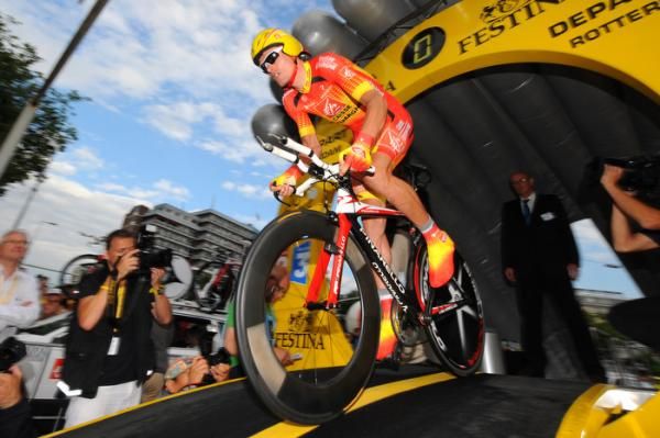 Samuel Sanchez (Euskaltel-Euskadi) kicks it off