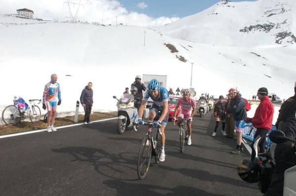 Ryder Hesjedal (Garmin-Barracuda) leads Joaquim Rodriguez (Katusha)