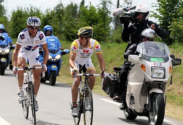Lilian Jegou (Fran&ccedil;aise des Jeux) and David De La Fuente (Saunier Duval-Scott) get some TV time for their sponsors.