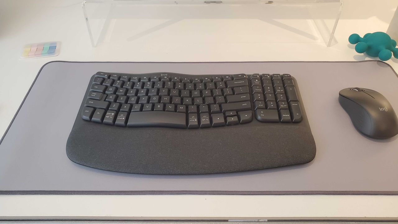 black keyboard