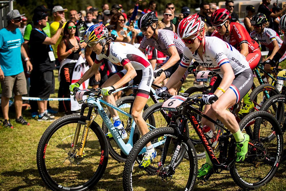 Yana Belomoina and Annie Last at start