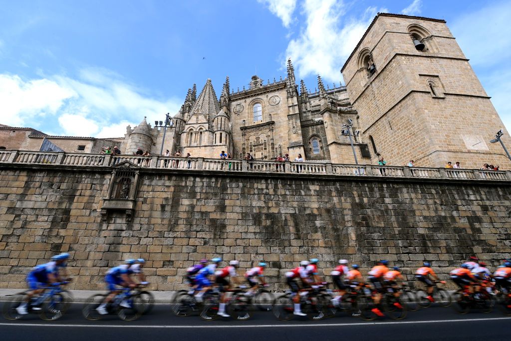 ALTO DEL PIORNAL SPAIN SEPTEMBER 08 A general view of the peloton passing through the cathedral of Plasencia city during the 77th Tour of Spain 2022 Stage 18 a 192km stage from Trujillo to Alto del Piornal 1163m LaVuelta22 WorldTour on September 08 2022 in Alto del Piornal Caceres Spain Photo by Tim de WaeleGetty Images