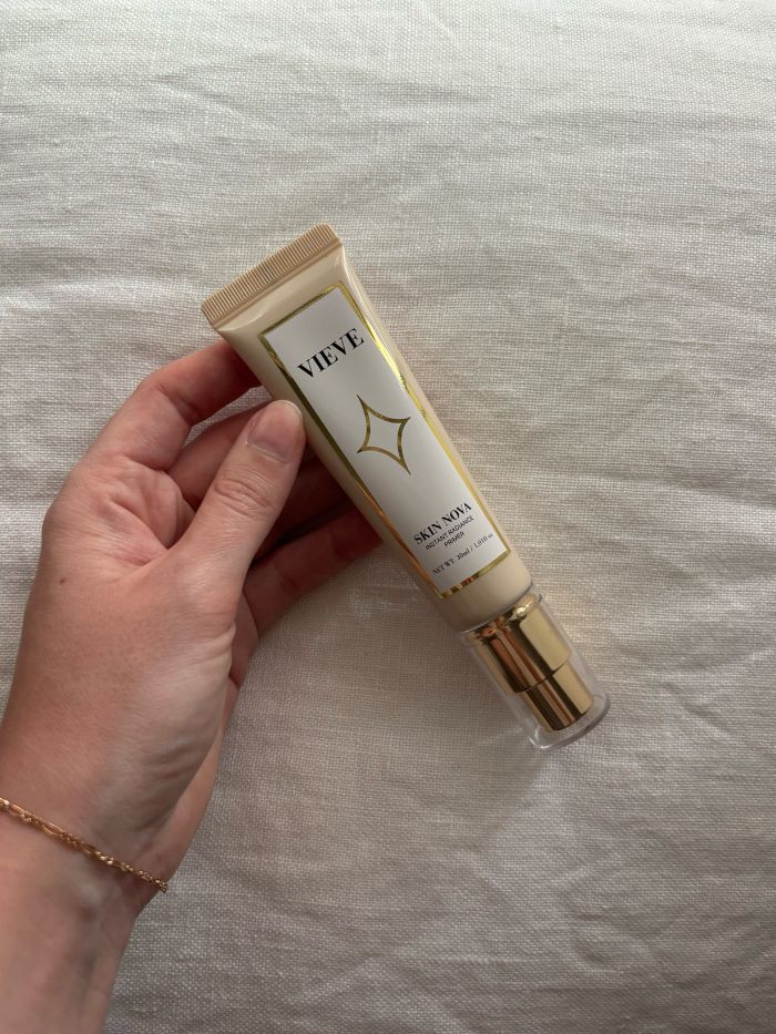 Deputy beauty editor Grace Lindsay holding the Vieve Skin Nova