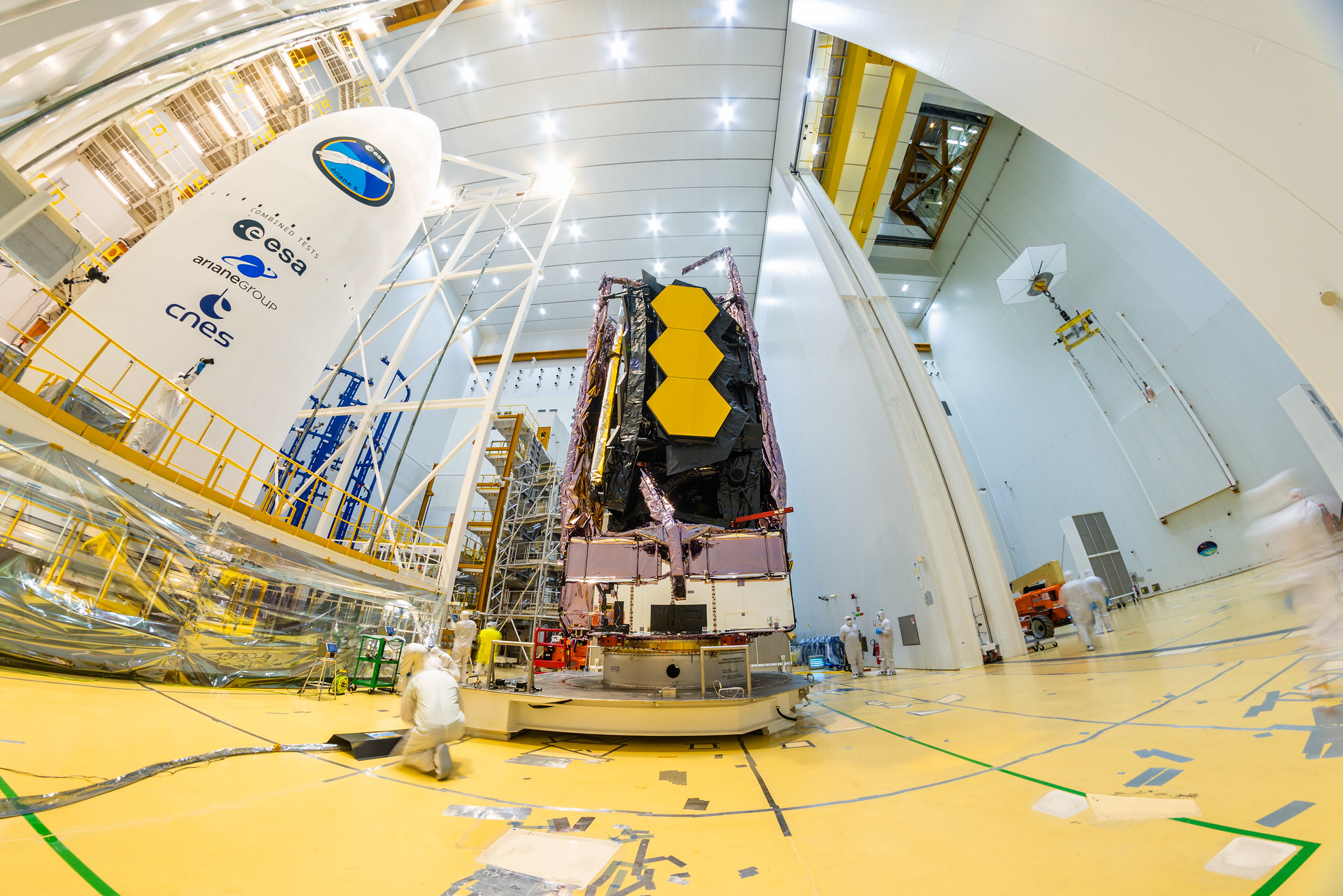 11 Aralık Cumartesi günü, NASA'nın James Webb Uzay Teleskobu, onu Fransız Guyanası'ndaki Avrupa Uzay Limanı'ndan uzaya fırlatacak bir Ariane 5 roketinin üzerine sabitlendi.