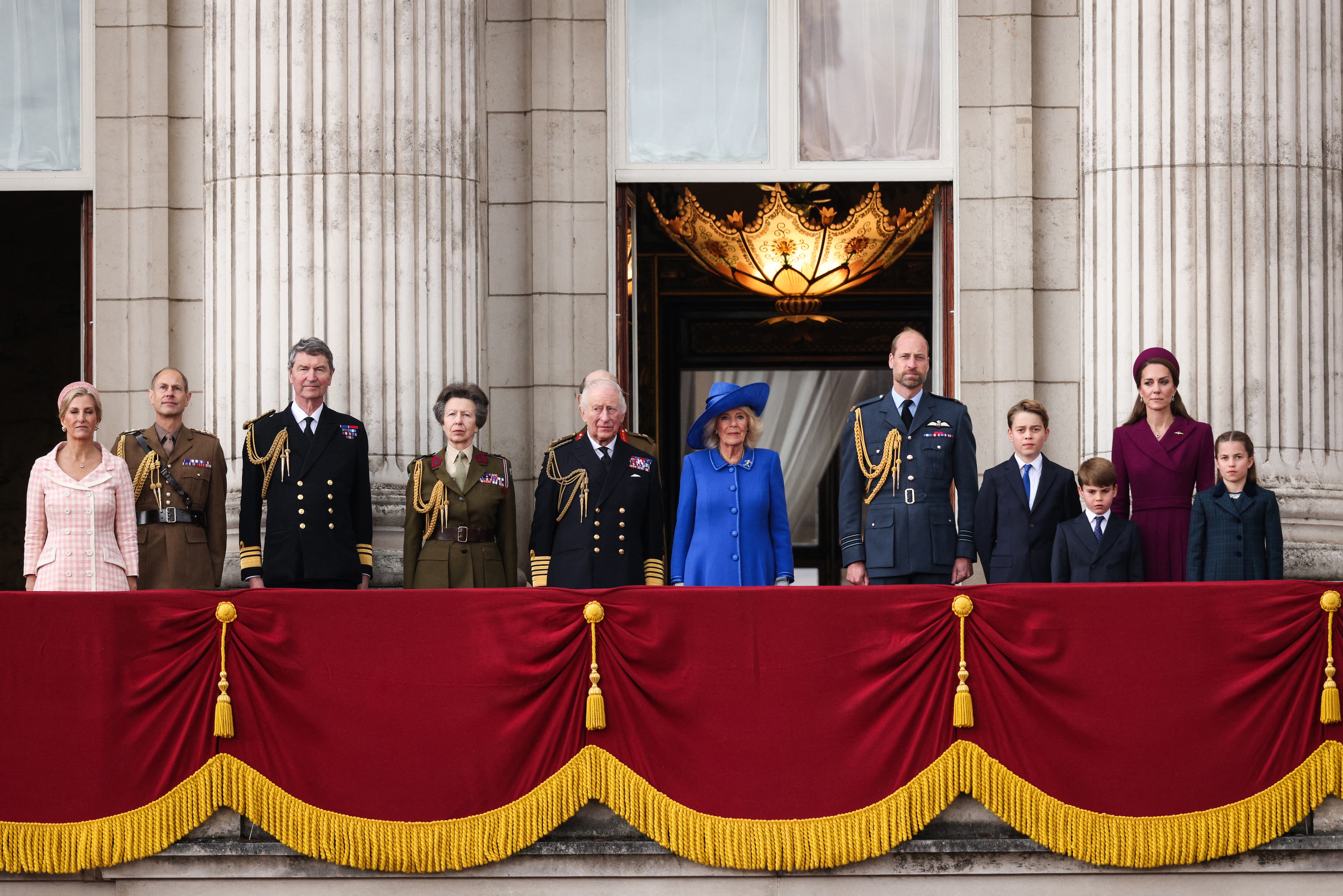 The King, Queen, Prince William, Princess Kate, Wales children, Duchess Sophie, Prince Edward, Princess ANne on the balcony of Buckingham Palace for VE Day 80th celebration May 5, 2025