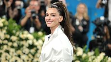  Anne Hathaway attends the 2025 Met Gala Celebrating "Superfine: Tailoring Black Style" at Metropolitan Museum of Art on May 05, 2025 in New York City