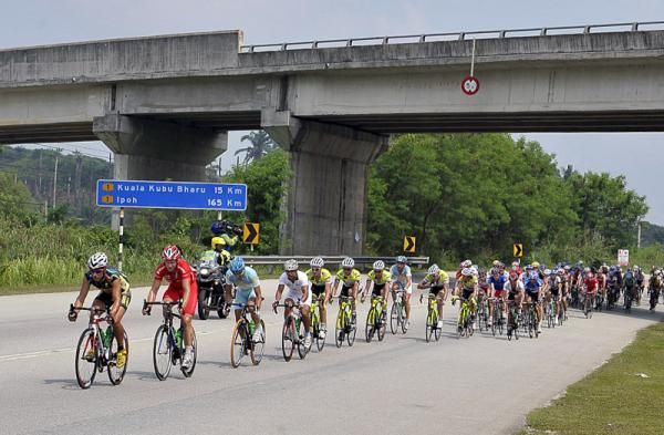 The peloton is 15km into the final stage.