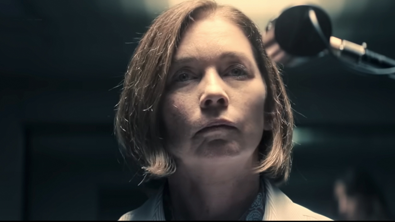 パラダイスのシナトラ役のジュリアン・ニコルソンのクローズアップ