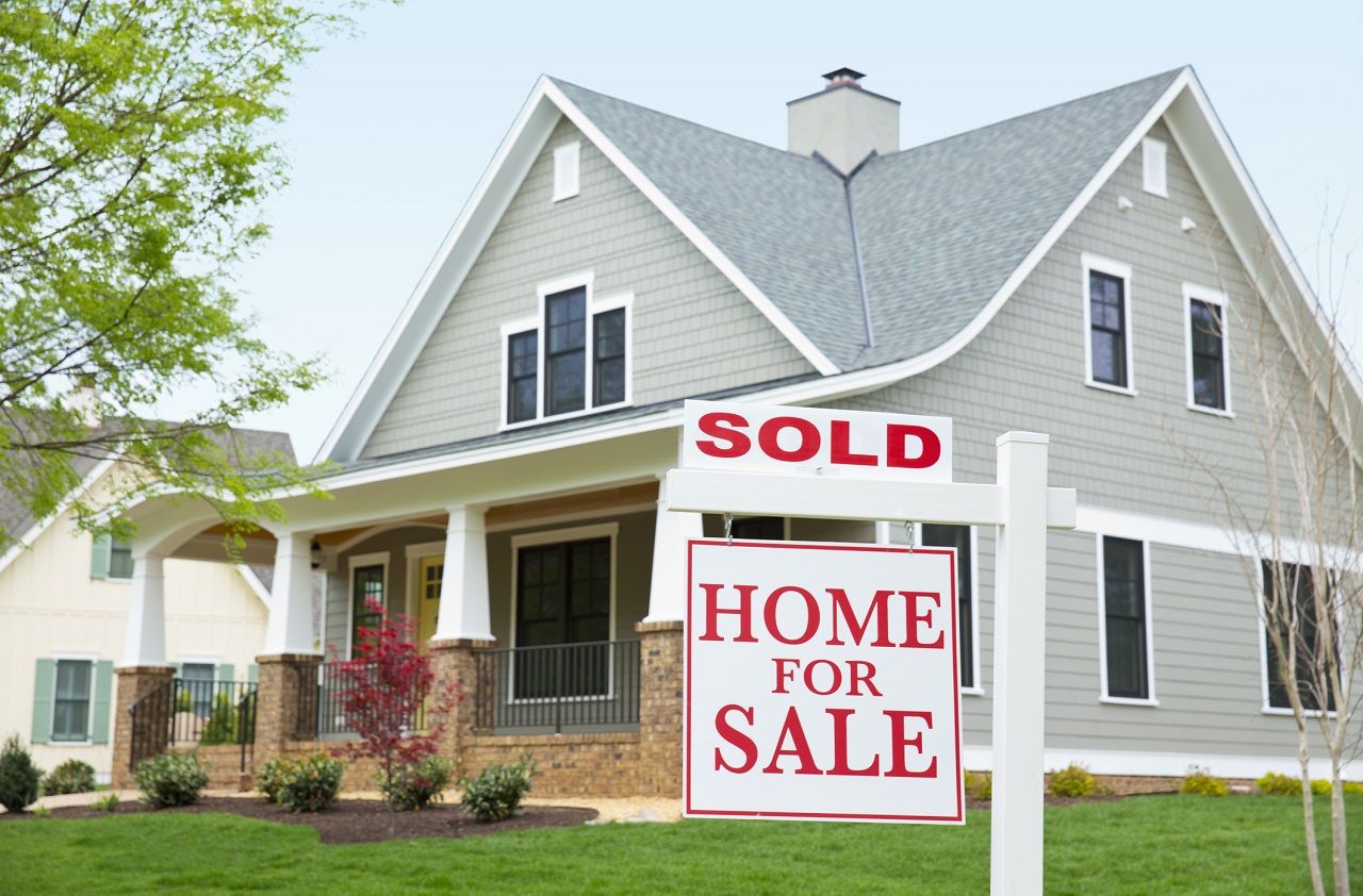 &amp;quot;House with &amp;quot;&amp;quot;sold&amp;quot;&amp;quot; sign in front yard&amp;quot;