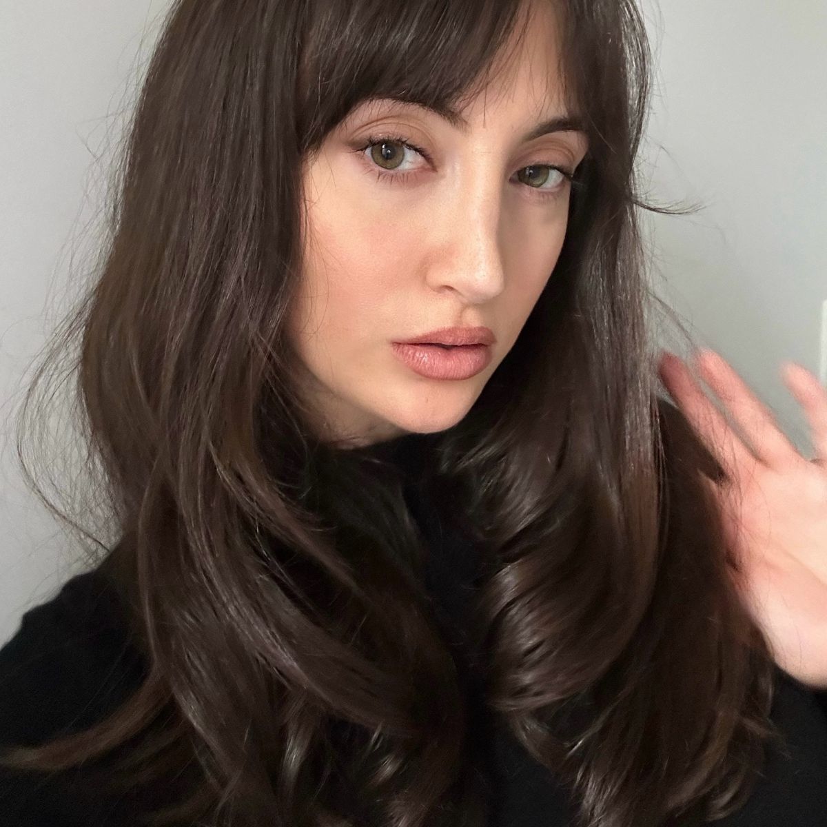 Who What Wear associate beauty editor Alyssa Brascia with shiny, glossy locks.
