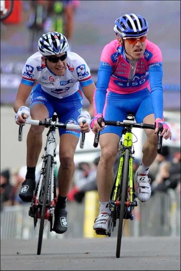 Damiano Cunego (Lampre-ISD) leads Arnold Jeannesson (FDJ) to the finish in Mende.