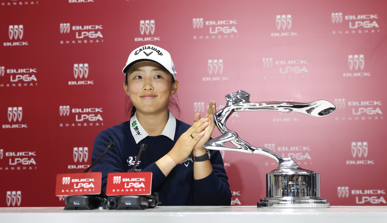 Ruoning Yin poses with the Buick LPGA Shangai title