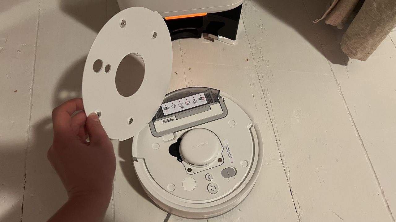 Opening up the face plate to reveal the hidden integral bin and on/off button.