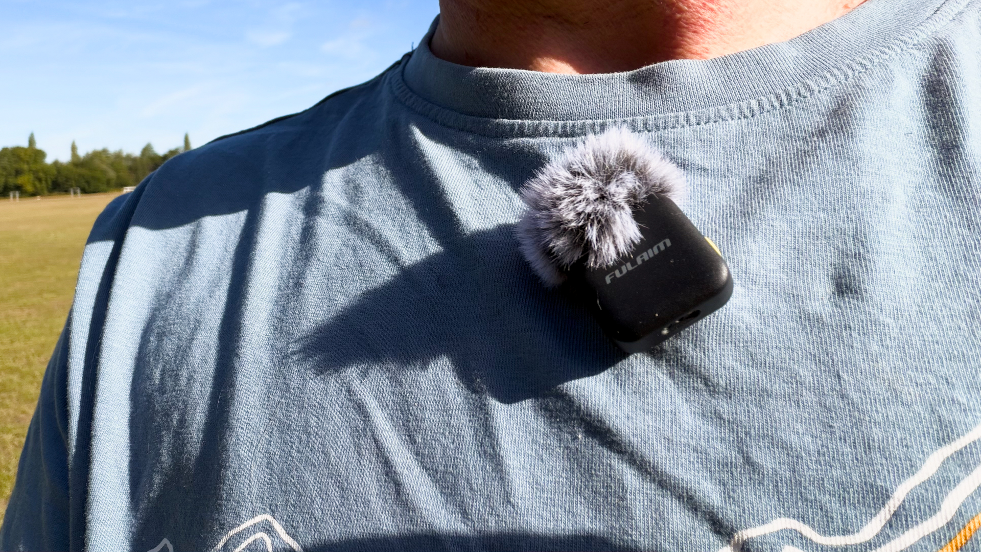 A detachable magnet placed behind your shirt enables you to attach the Fulaim X6Q transmitter to almost any item of clothing.