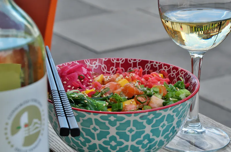 PGdV_MioYatai_poke-outside.jpg