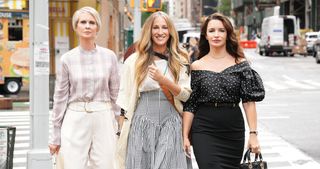 Sarah Jessica Parker, Cynthia Nixon og Kristin Davis går på gaden i New York