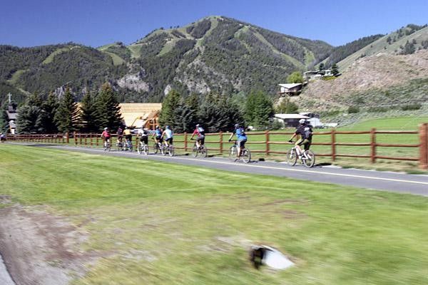 The media rides out to some local trails for testing the 2008 Fishers and Treks.