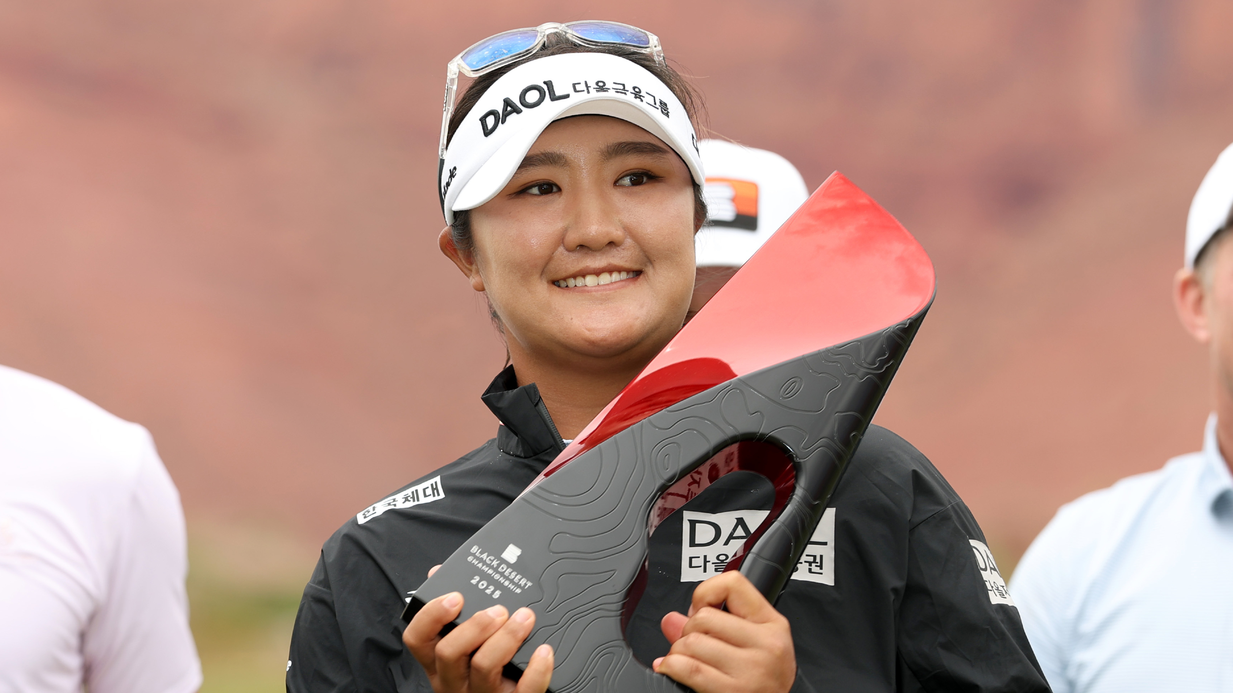 Haeran Ryu with the Black Desert Championship trophy 
