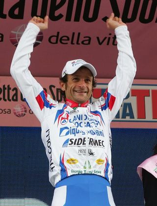 Michele Scarponi (Androni Giocattoli) on the podium at the Giro.
