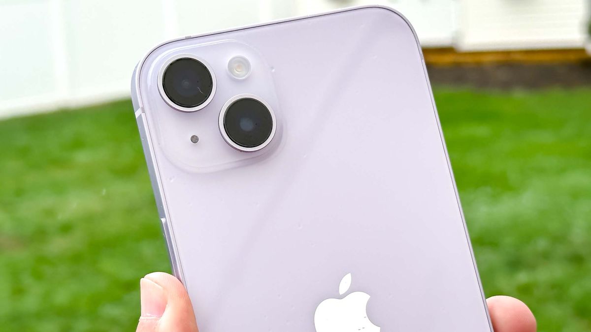 iPhone 14 vs. iPhone 13: Which iPhone should Aussies buy in 2024? | Tom ...