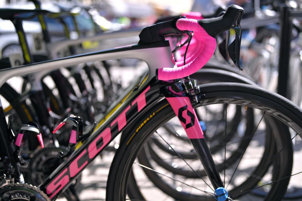 A special pink-accented paint job for Annemiek van Vleuten's Scott Foil RC