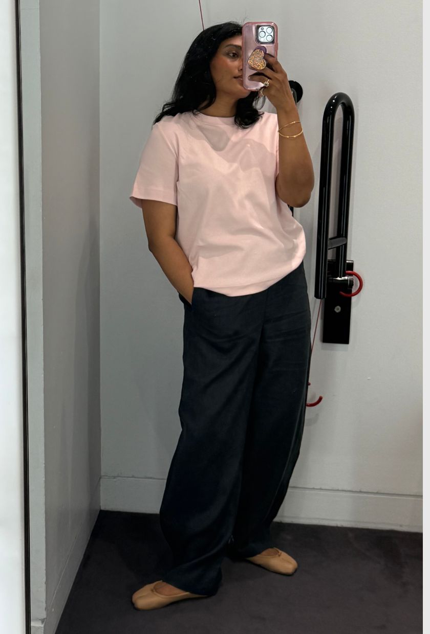 @chiarasatelier wears COS barrel-leg linen trousers in navy