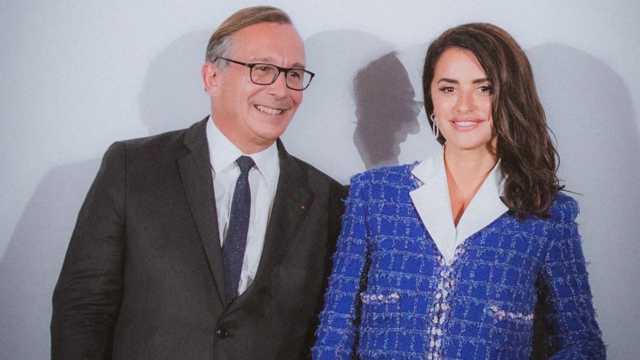 Bruno Pavlovsky posing with Penelope Cruz