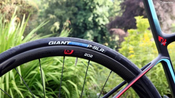 The stock Zipp 202 Disc carbon clincher wheels on the flagship Giant Defy Advanced SL 0 are wrapped with Giant's own 25mm-wide P-SLR1 rubber