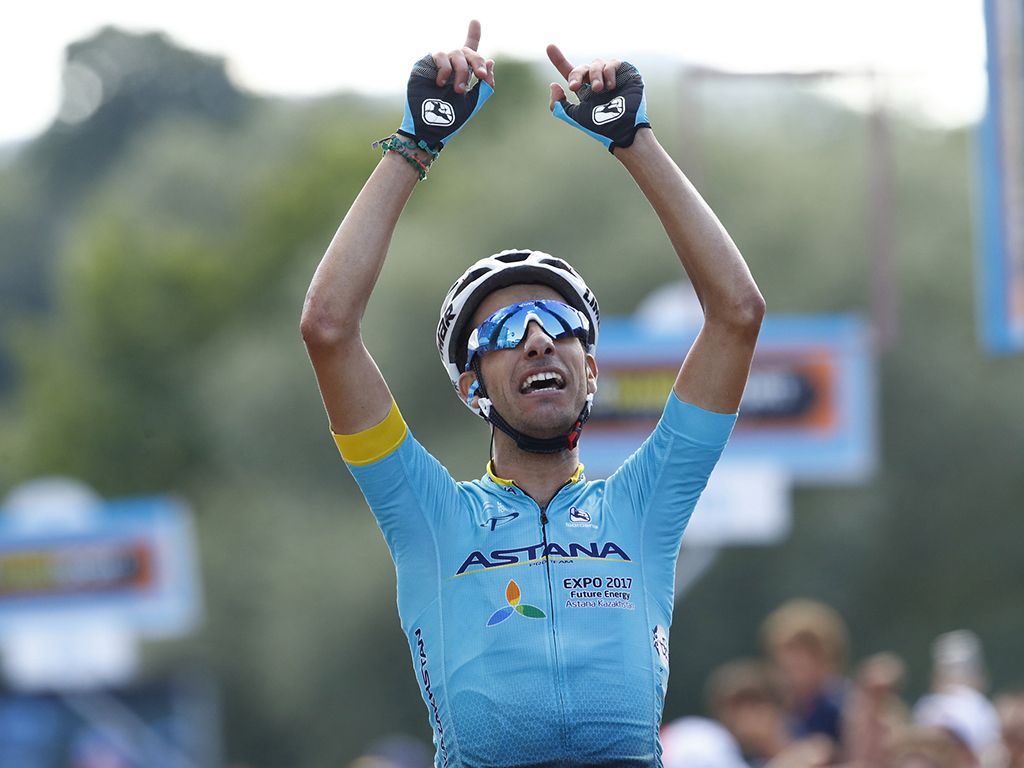 Fabio Aru won the Italian national championships wearing the late Michele Scarponi's jersey after it was lent to him at a training camp, Aru dedicated the win to Scarponi's family