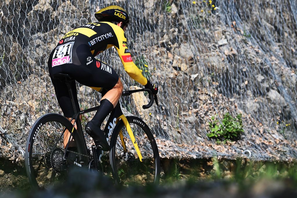 Giro d&#039;Italia 2023: Primoz Roglic rides on stage 20 towards the day&#039;s victory and the race lead