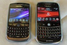BlackBerry Curve 8900 (BlackBerry Javelin) alongside a BlackBerry Bold