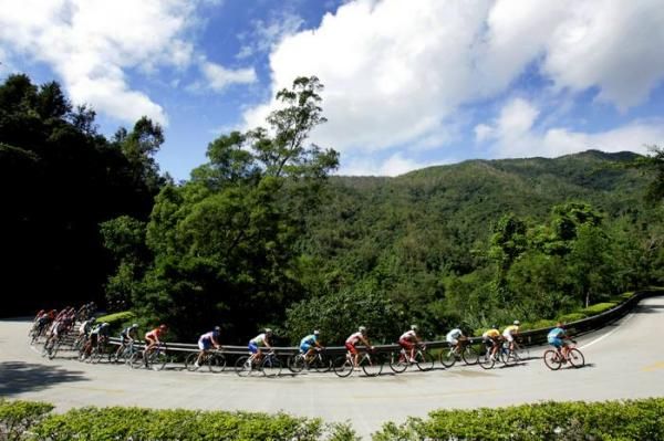 The main group head up the Catagorie 1 climb.