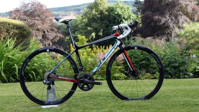 Liv will offer not one, but two versions of the top-end Avail Advanced SL chassis. This second-tier Avail Advanced SL 1 substitutes the flagship model's Shimano Dura-Ace Di2 9070 group with Ultegra Di2 and also uses house-brand P-SL 0 aluminum clincher wheels