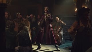 Jacob Batey som Jaskier sjunger i The Witcher säsong 2