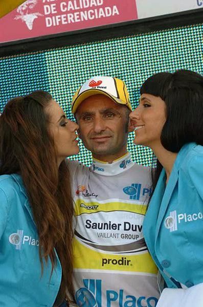 Leonardo Piepoli (Saunier Duval-Prodir) enjoys the kisses.