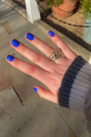 How to paint your nails - blue manicure