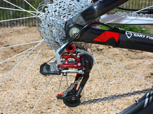 A red anodized SRAM X.0 rear derailleur provided its usual reliable shifting