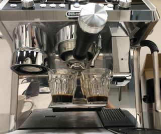 De'Longhi La Specialista Maestro Espresso Machine brewing espressos