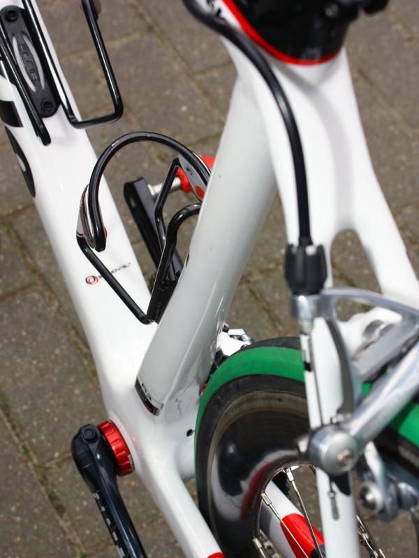 The familiar R3 seat tube transitions from a round profile up top to a more squared-off one towards the bottom bracket.