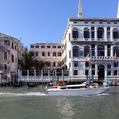 Watercraft, Transport, Window, Waterway, Water, Boats and boating--Equipment and supplies, Boat, Building, City, Facade, 